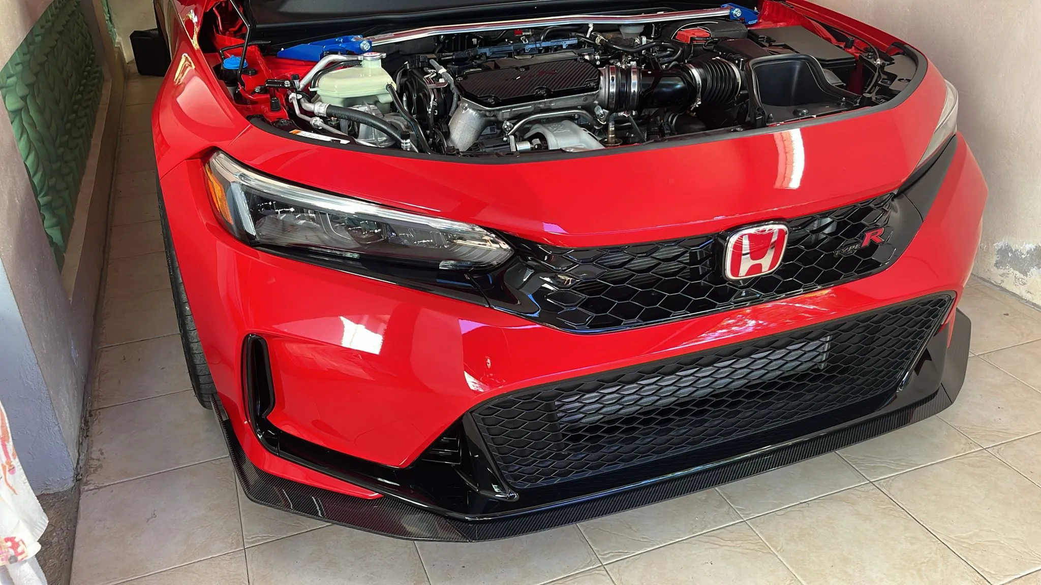 Honda Civic Type R rojo con el capó abierto mostrando el motor