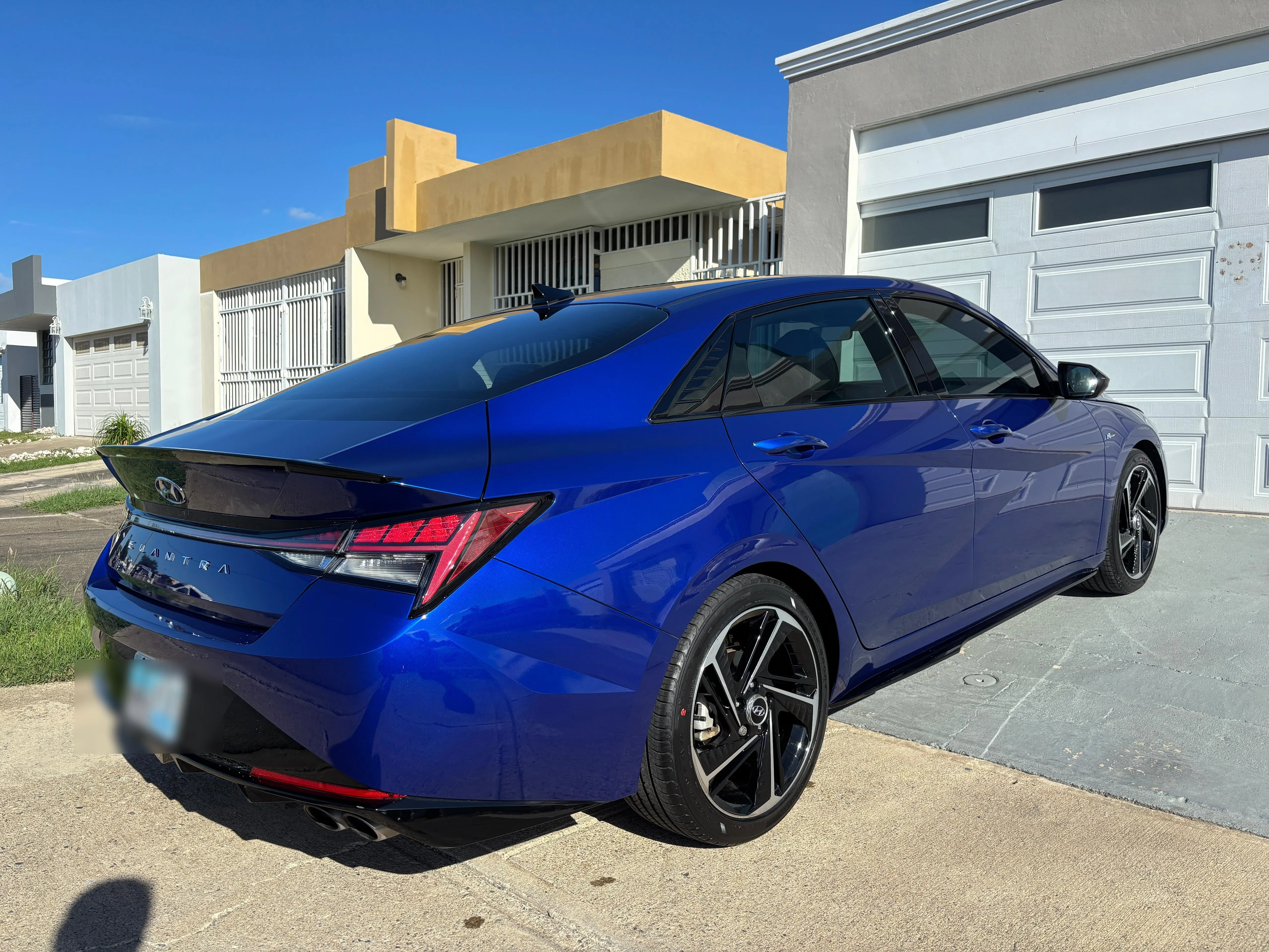 Hyundai Elantra azul con acabado brillante