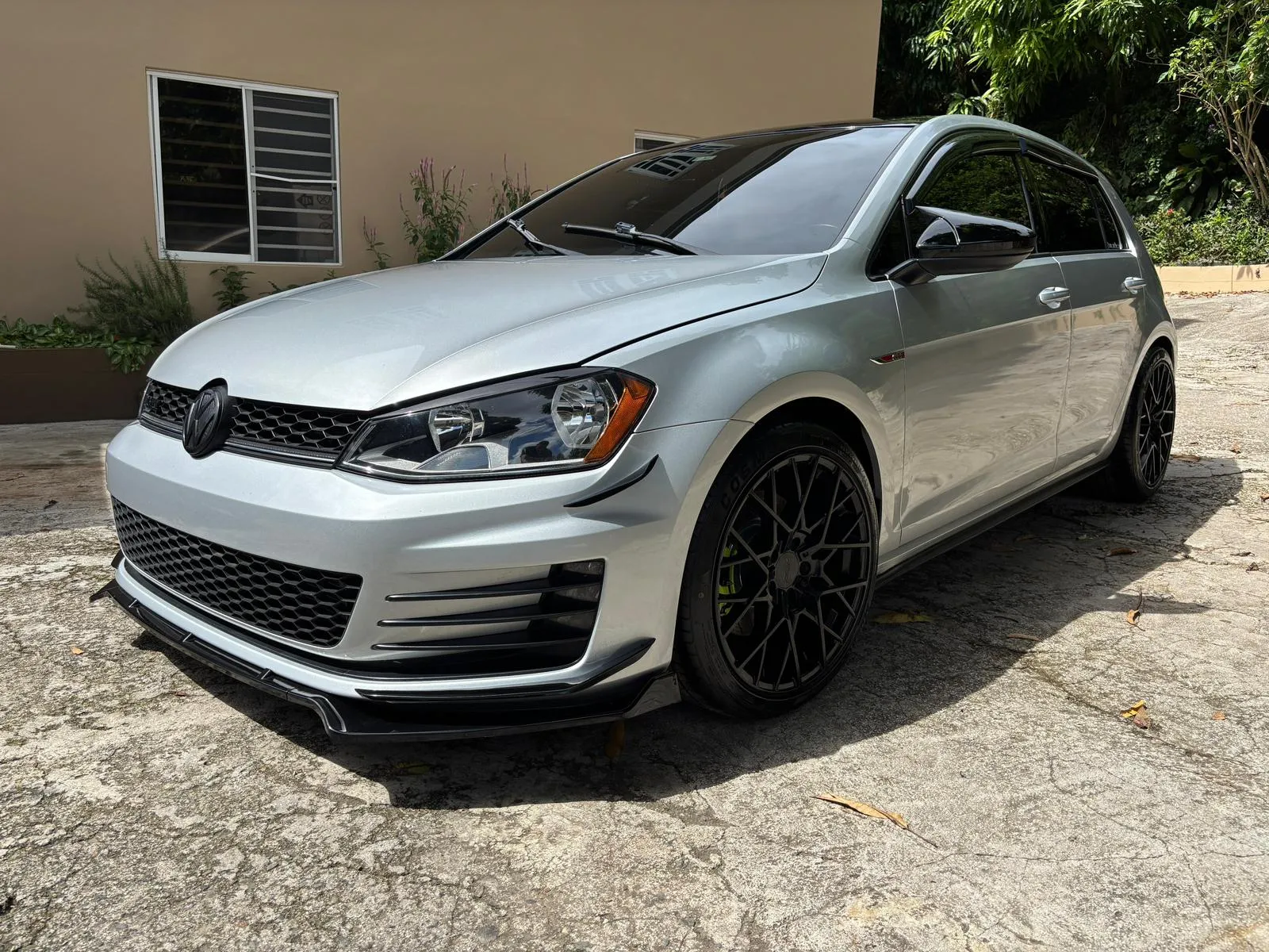 Volkswagen Golf GTI plateado tras el detallado