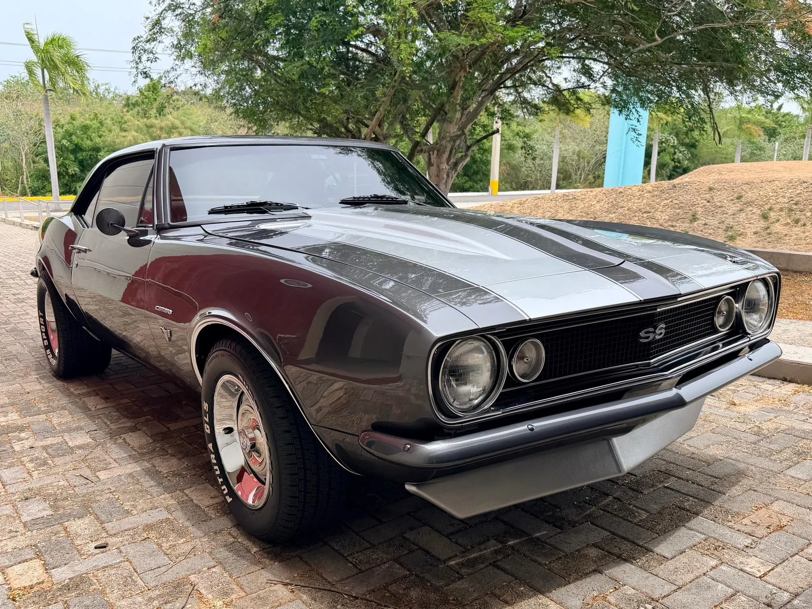 Chevrolet Camaro SS clásico gris con franjas plateadas y acabado espejo tras el detailing