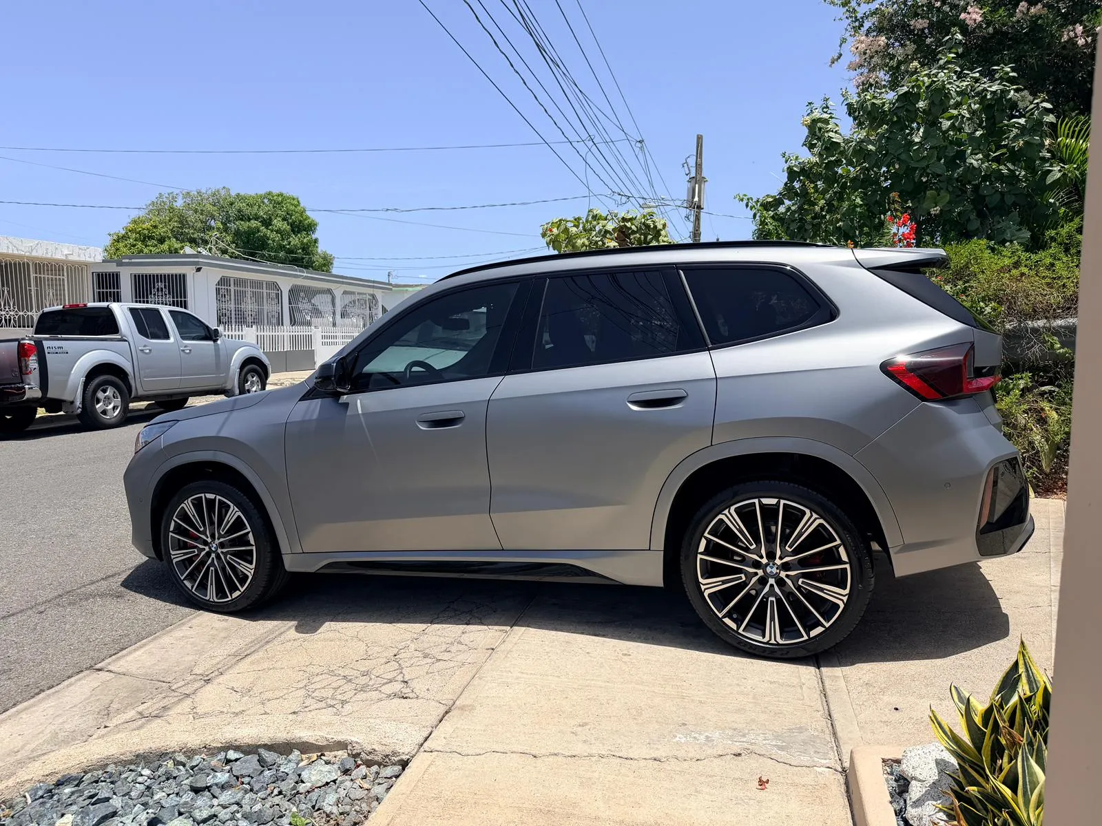 BMW X1 M Sport gris mate, vista lateral tras el detailing