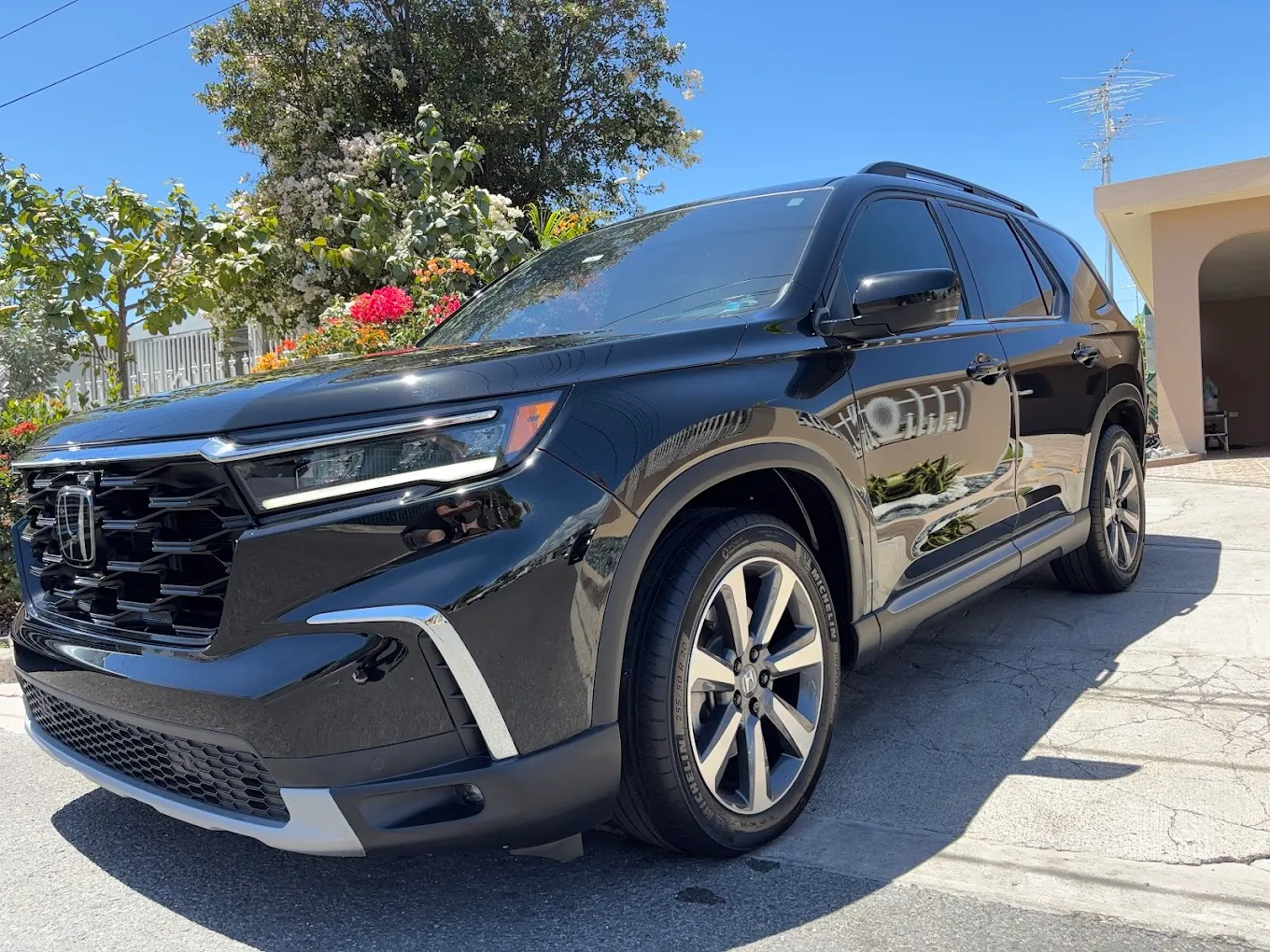 Honda Pilot negro con acabado brillante tras el detailing