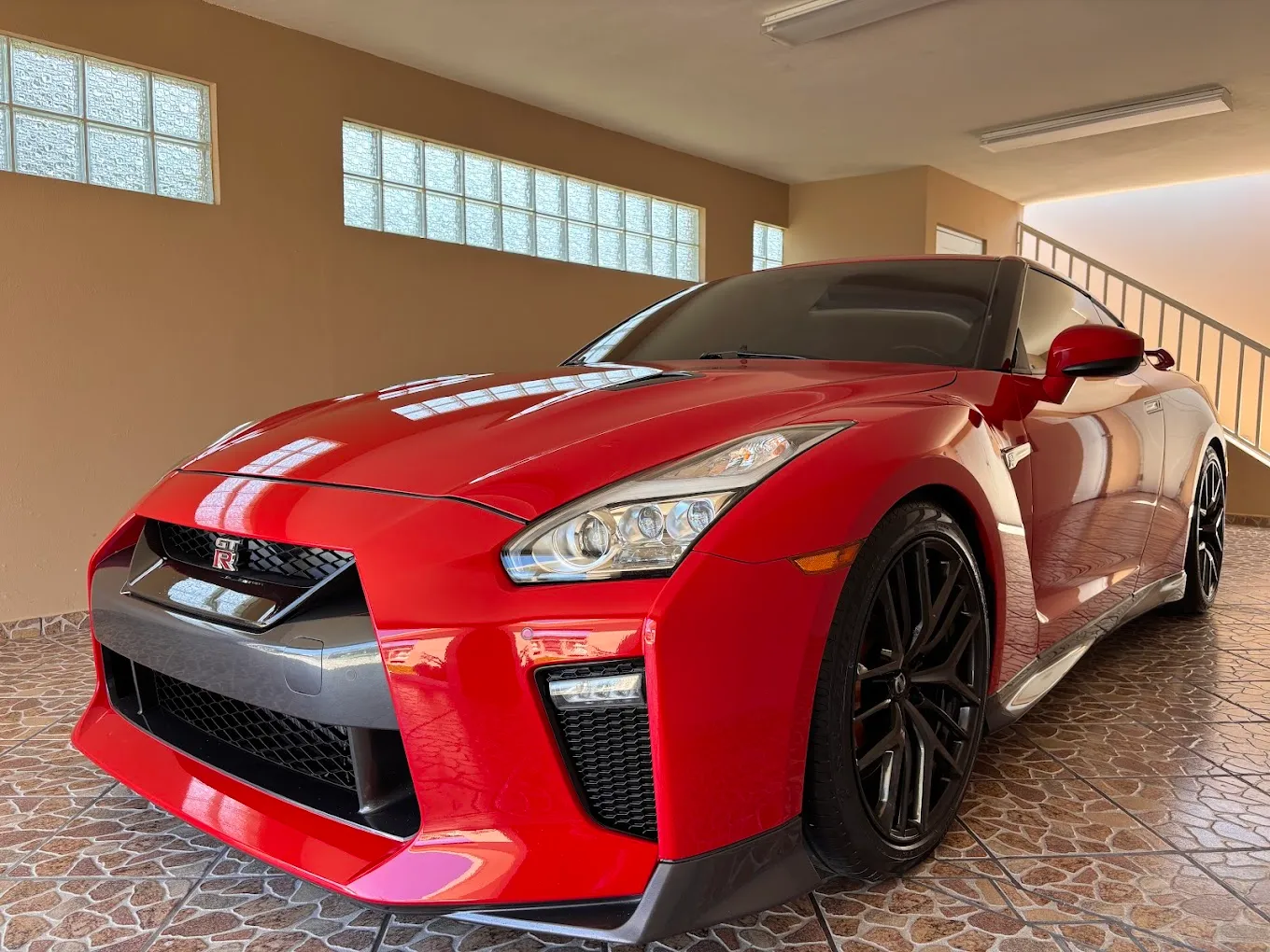 Nissan GT-R rojo con acabado de showroom