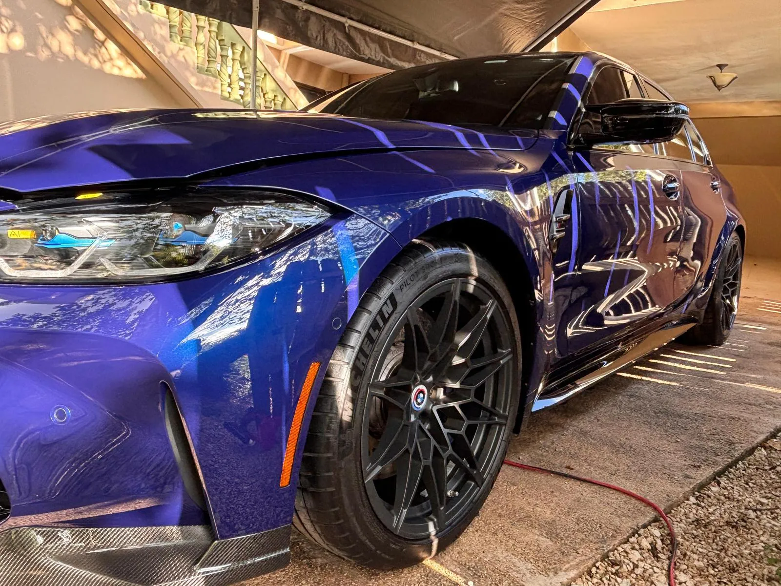 BMW Serie 3 azul con acabado espejo tras el detailing